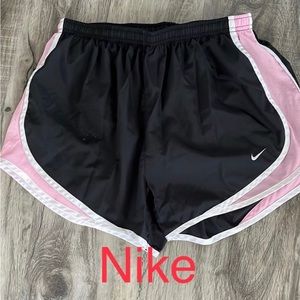 Nike Dri-Fit nylon shorts med EUC lined with drawstring. Smoke free